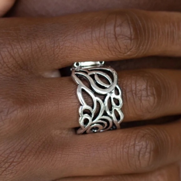 3/$15 🌟 🆕Paparazzi: Ivy Leaguer - Silver Ring - Picture 1 of 3